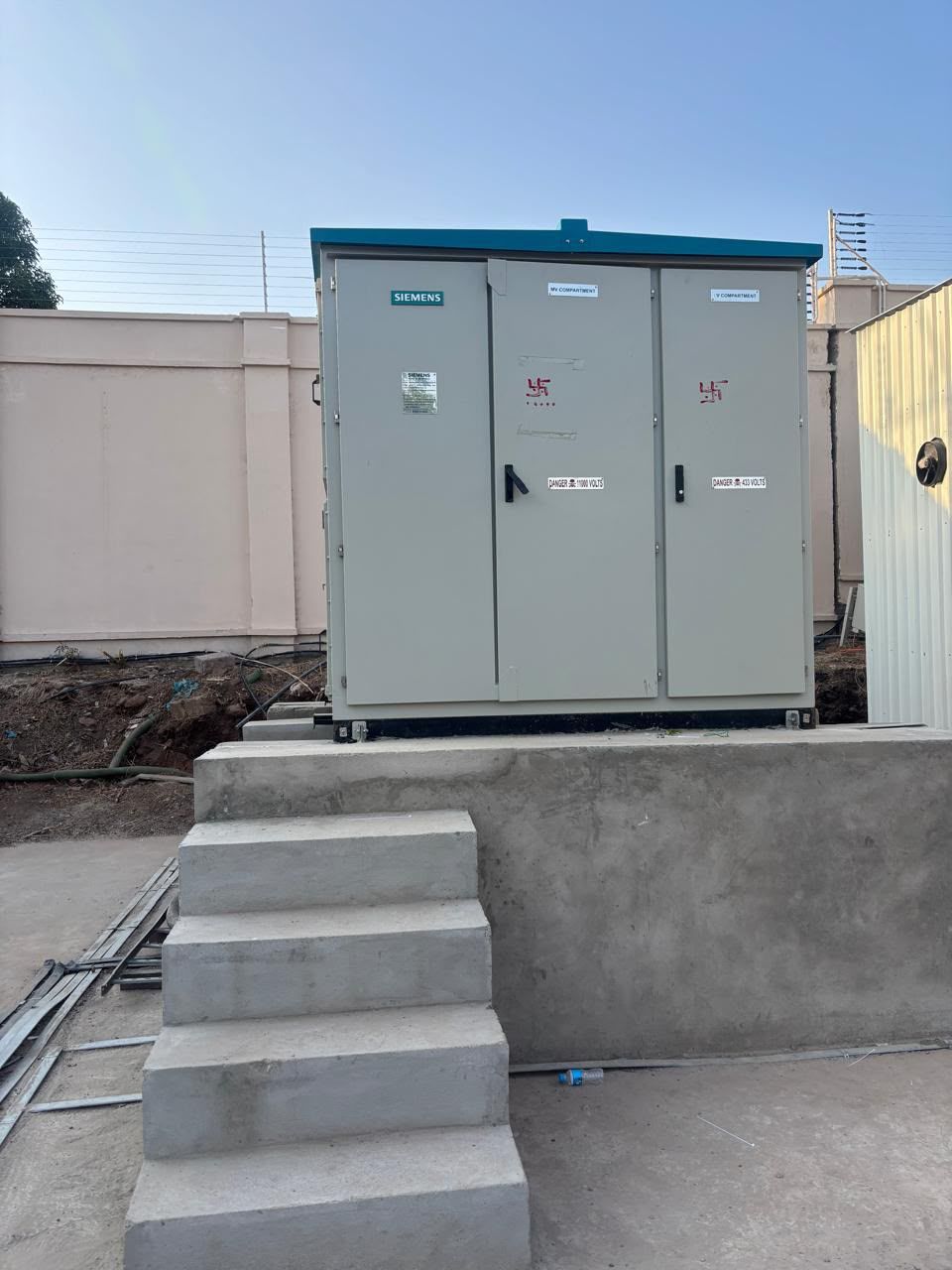 Compact substation on its plinth